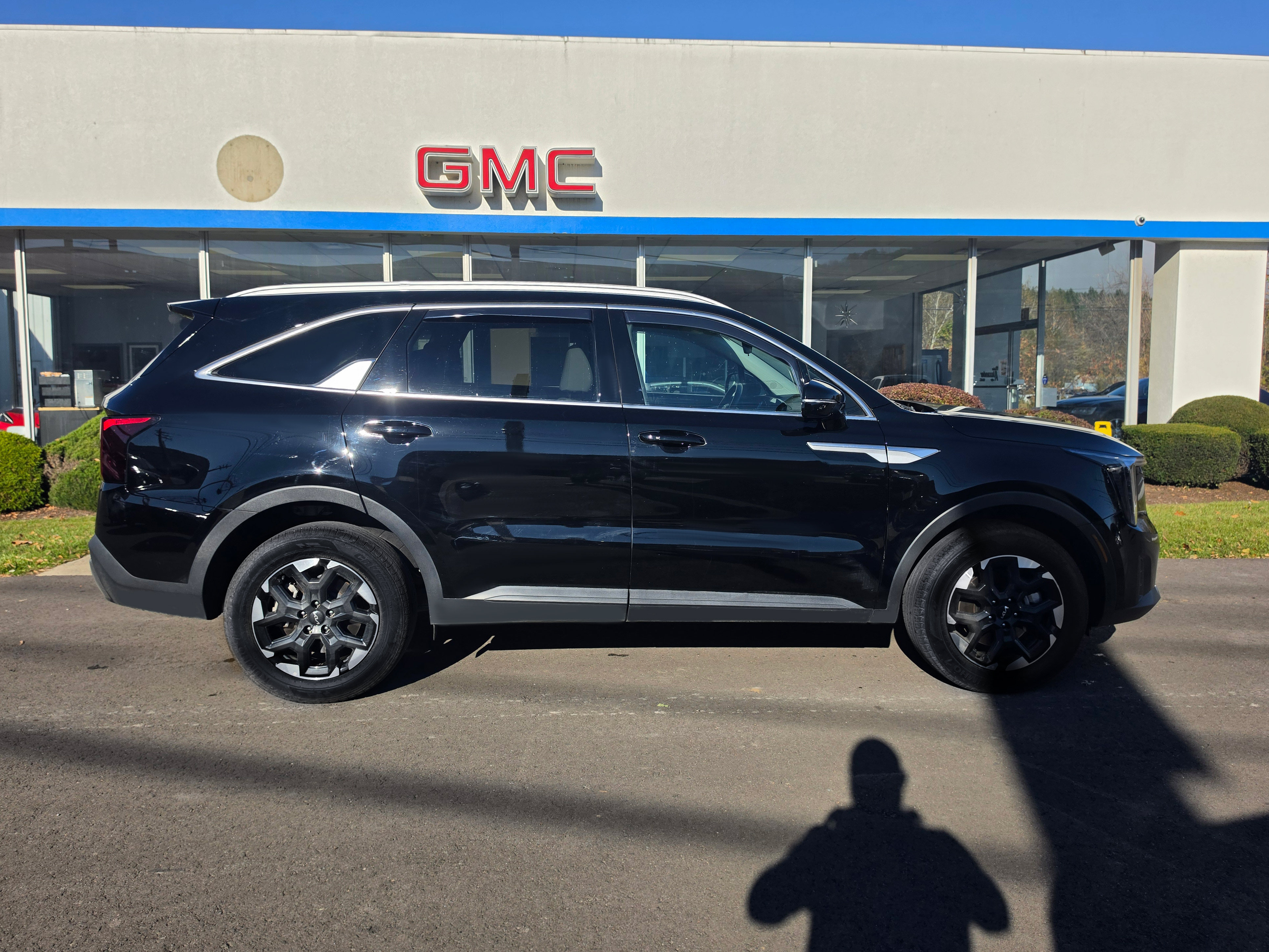 Used 2025 Kia Sorento S AWD/4WD image 2