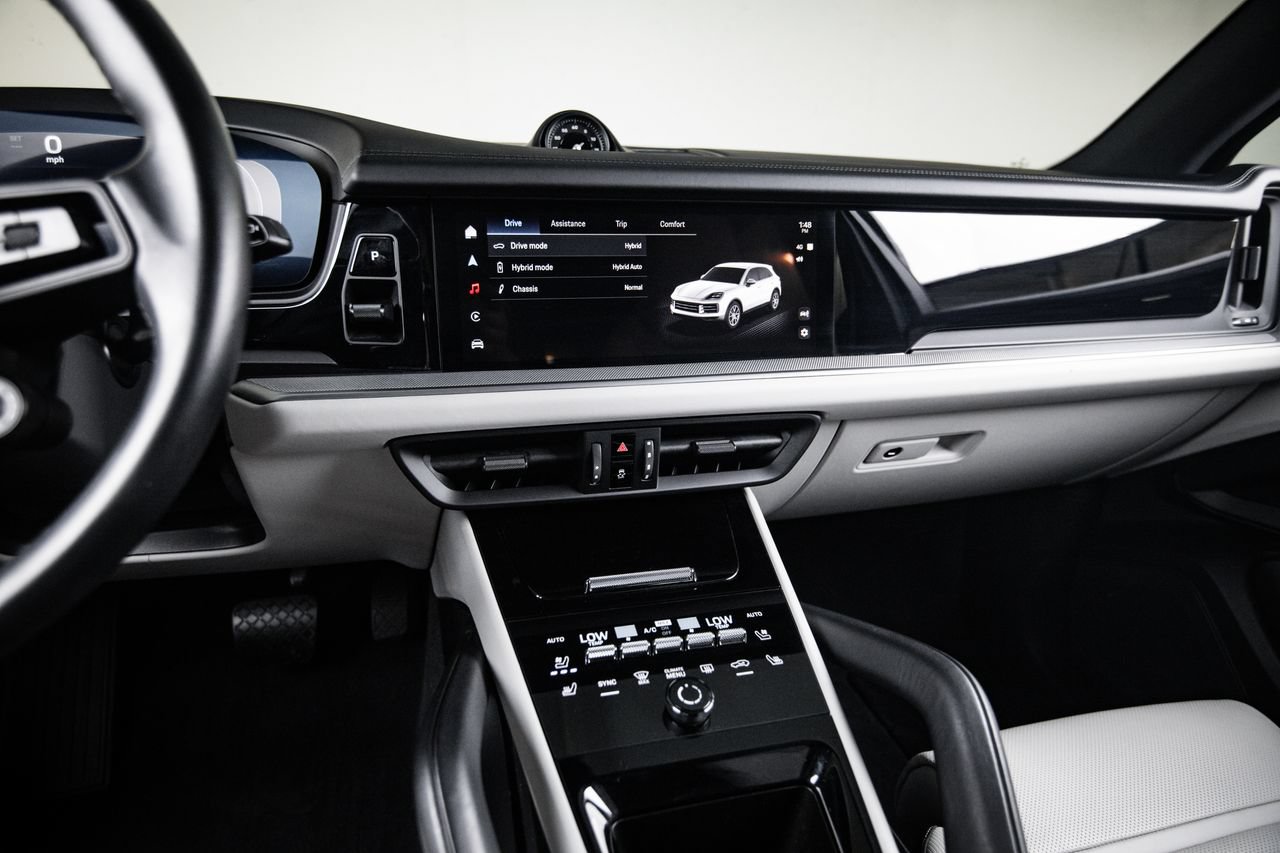 Certified 2025 Porsche Cayenne E-Hybrid AWD/4WD image 19
