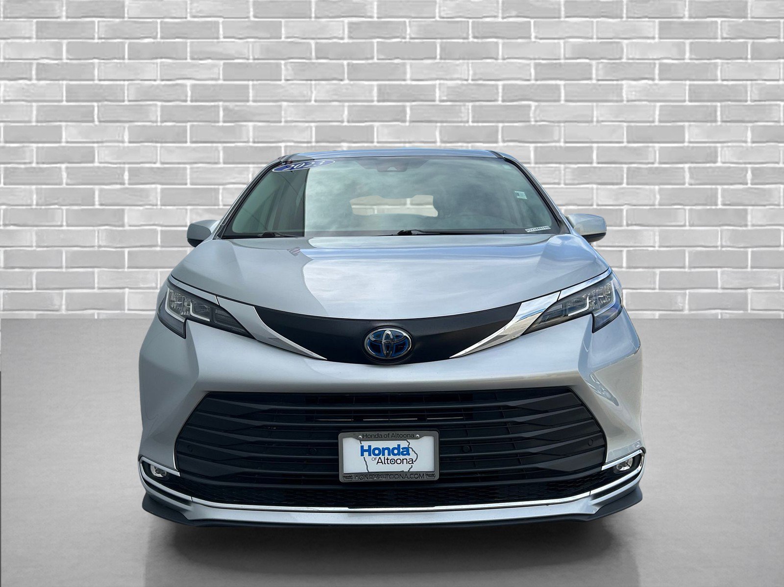 Used 2023 Toyota Sienna XLE FWD image 7
