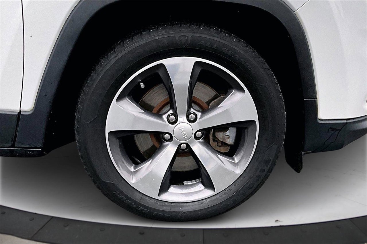 Used 2020 Jeep Cherokee Limited image 32