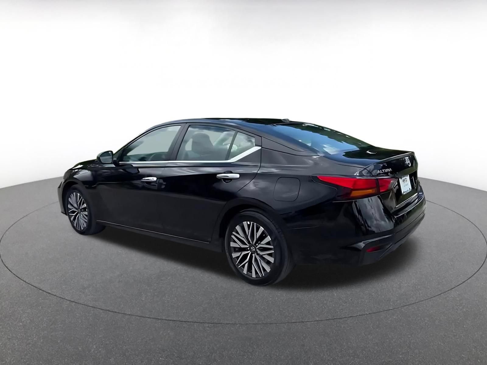 Used 2025 Nissan Altima 2.5 SV FWD image 10