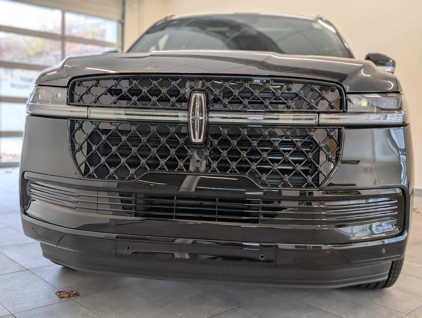 New 2025 Lincoln Navigator Reserve w/ Jet Appearance Package image 2