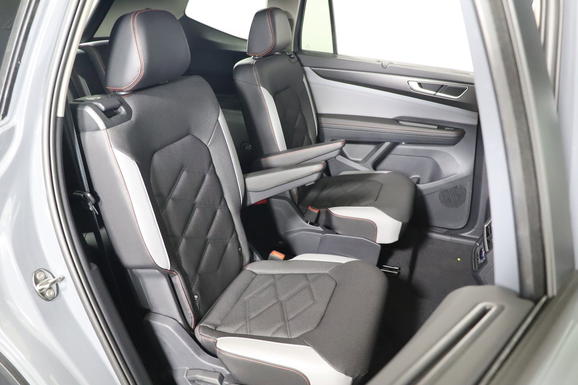 Used 2025 Volkswagen Atlas Peak Edition SE image 49