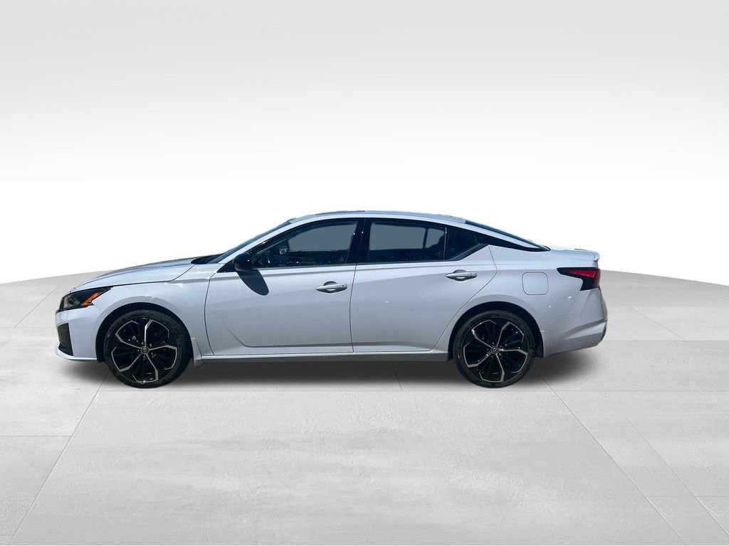 Used 2023 Nissan Altima 2.5 SR w/ SR Premium Package image 2