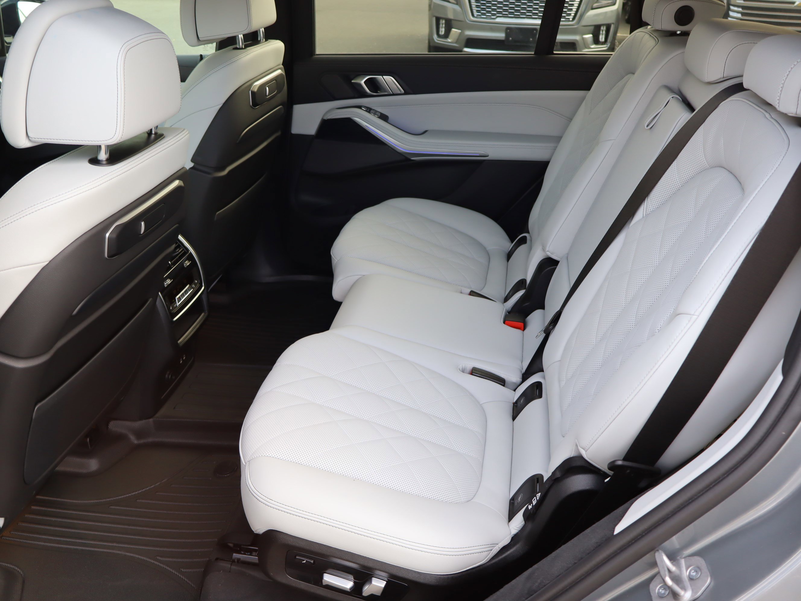 Used 2023 BMW X7 xDrive40i w/ M Sport Package image 31