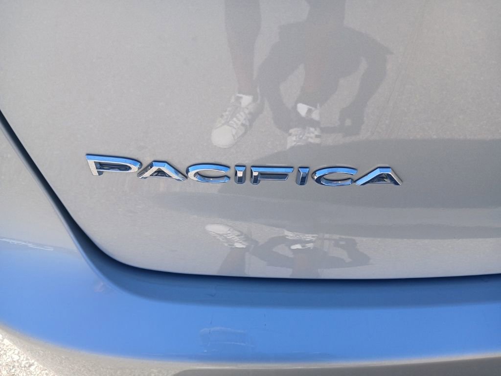Used 2024 Chrysler Pacifica Touring-L FWD image 10