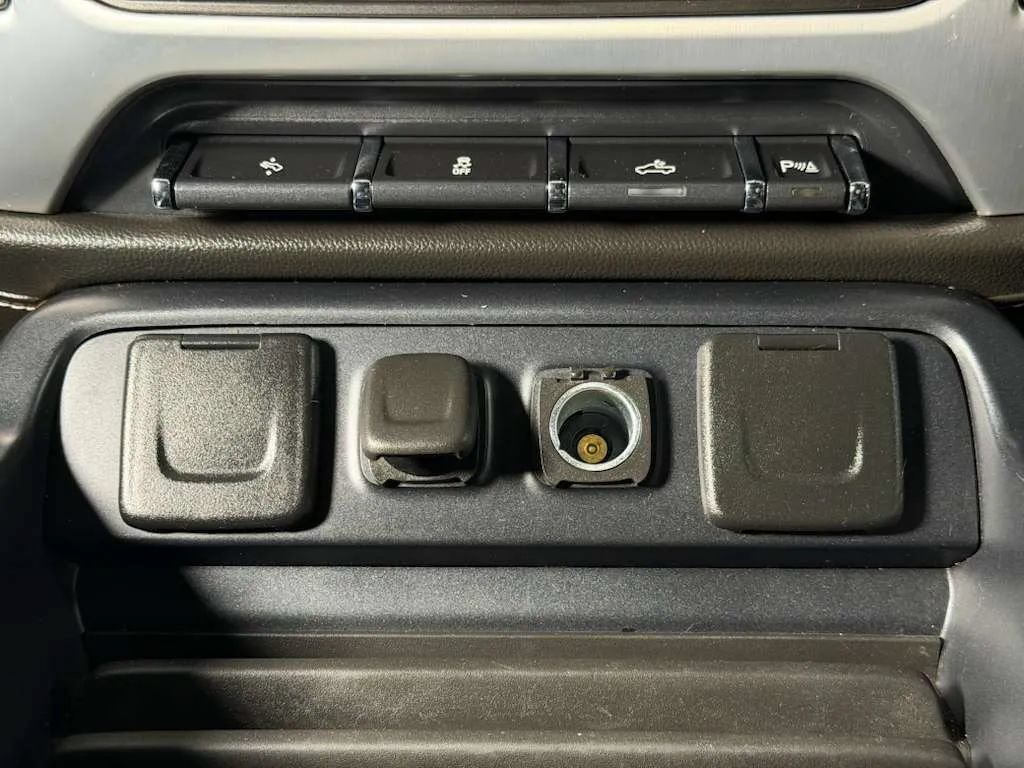 Used 2018 Chevrolet Silverado 1500 LTZ w/ LTZ Plus Package AWD/4WD image 31
