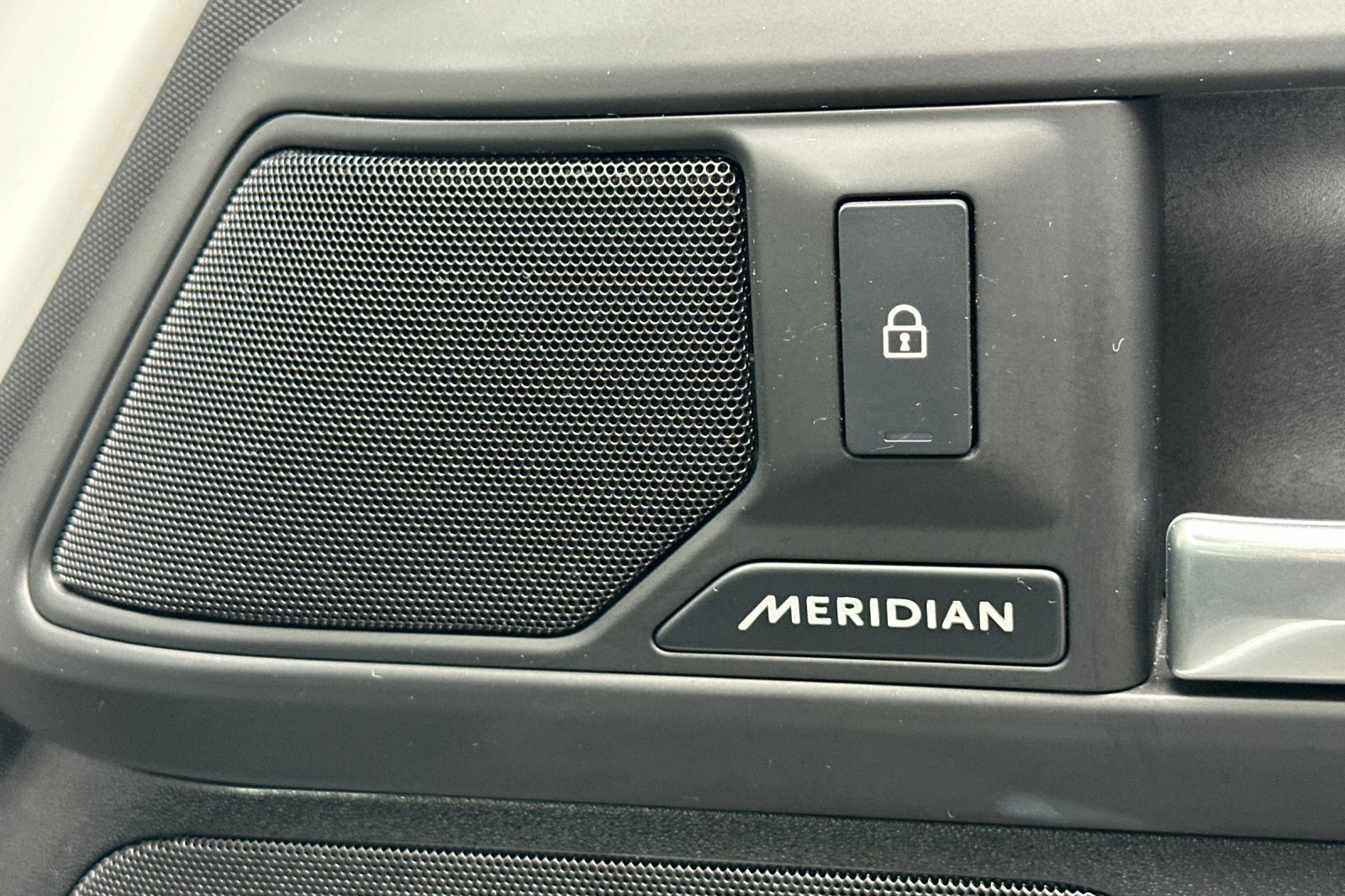 Used 2025 Land Rover Defender 110 S image 16