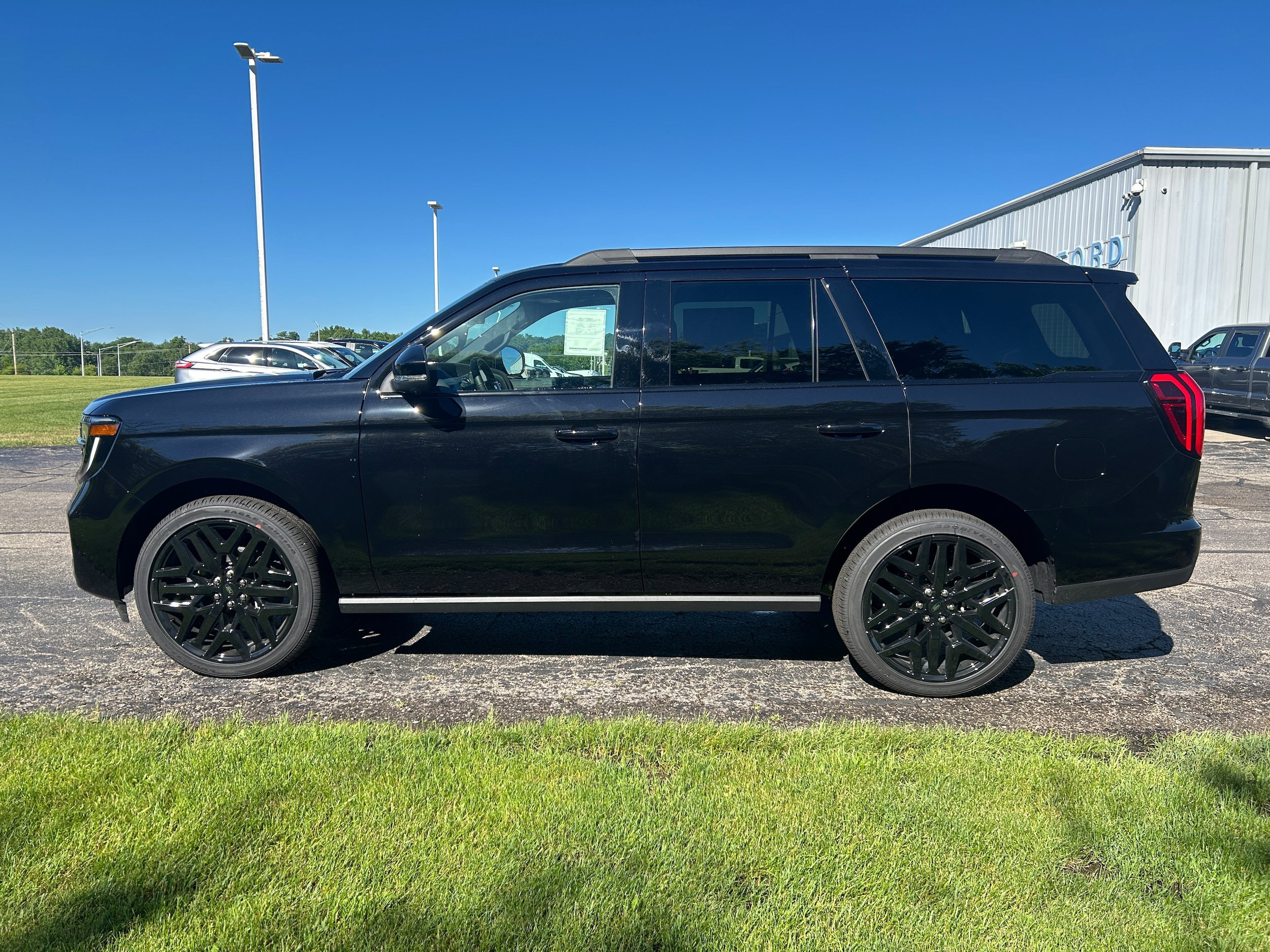 New 2026 Ford Expedition Platinum w/ Stealth Performance Package AWD/4WD image 4