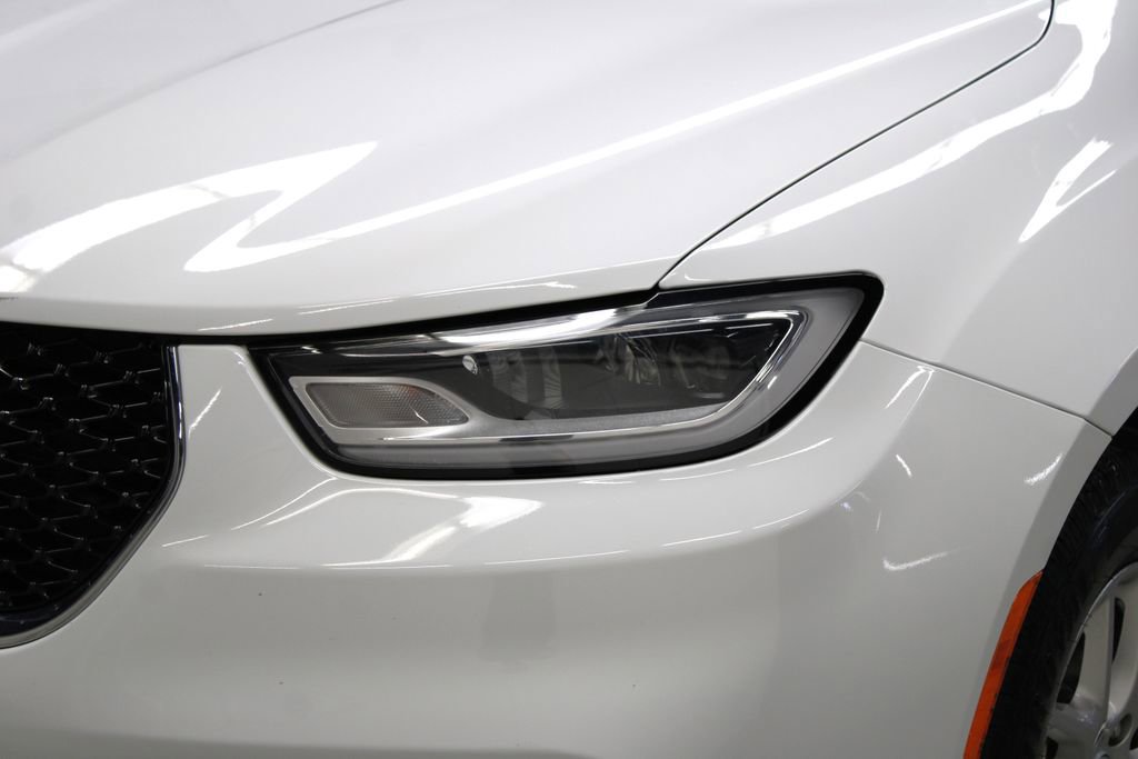 Used 2025 Chrysler Pacifica Select image 40