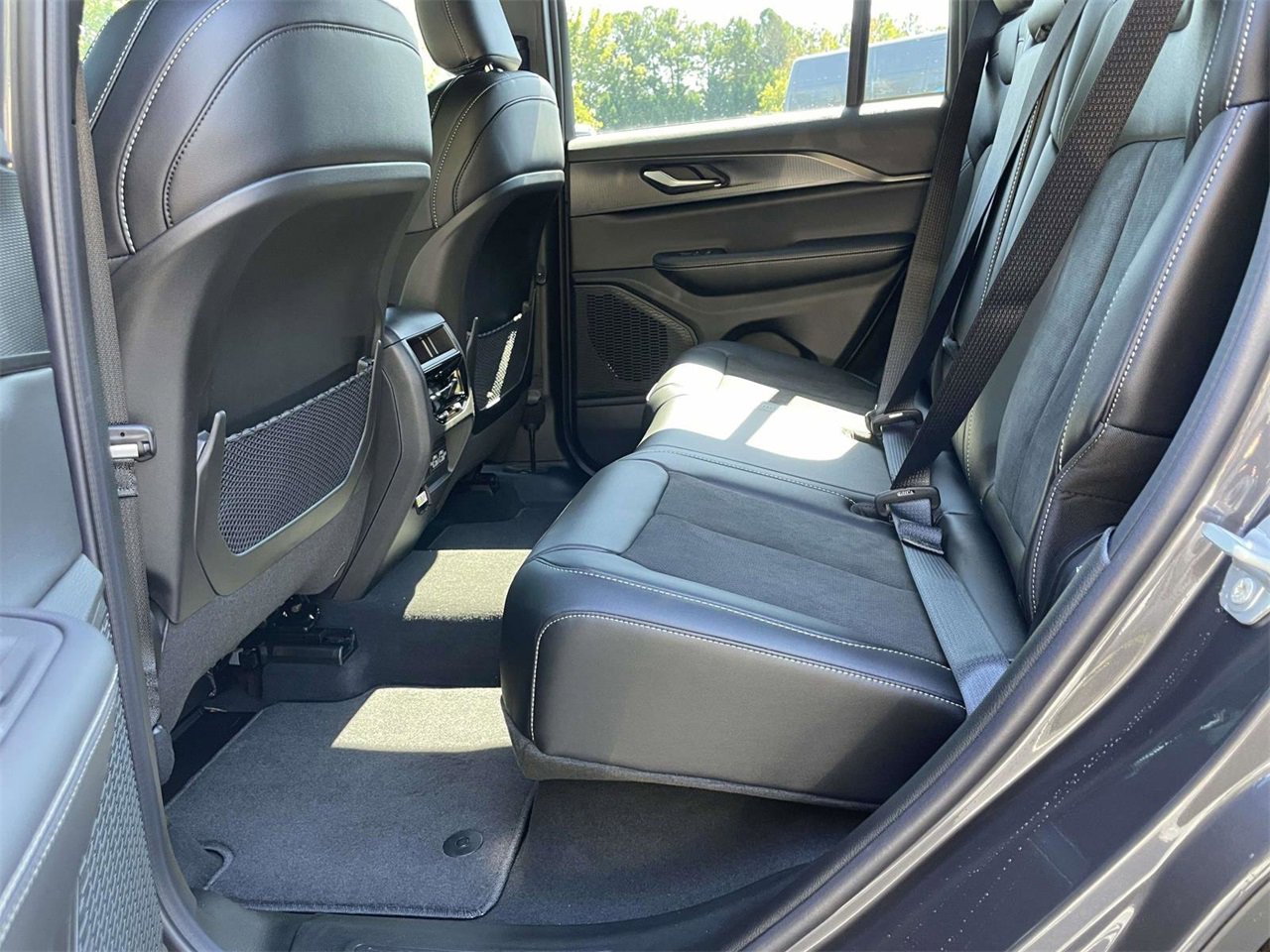 New 2025 Jeep Grand Cherokee Altitude image 29