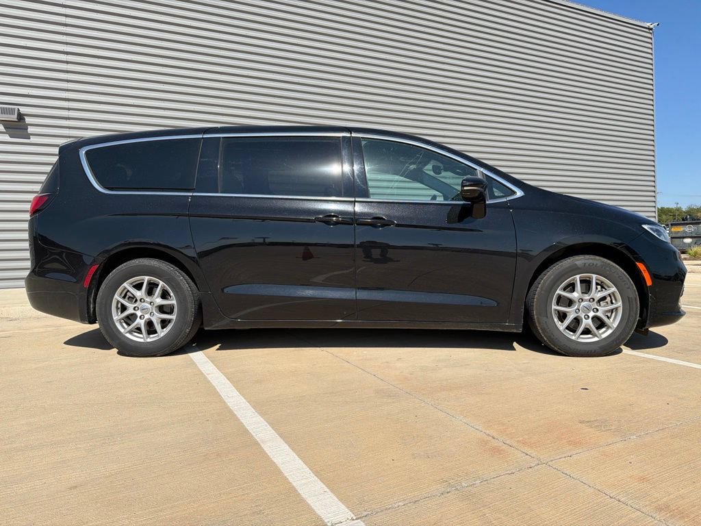 Used 2025 Chrysler Pacifica Select FWD image 2