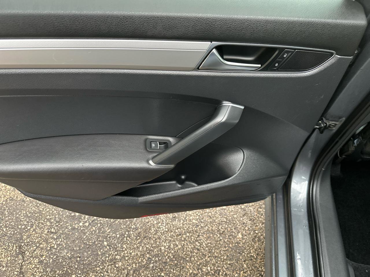 Used 2017 Volkswagen Passat 1.8T S image 27