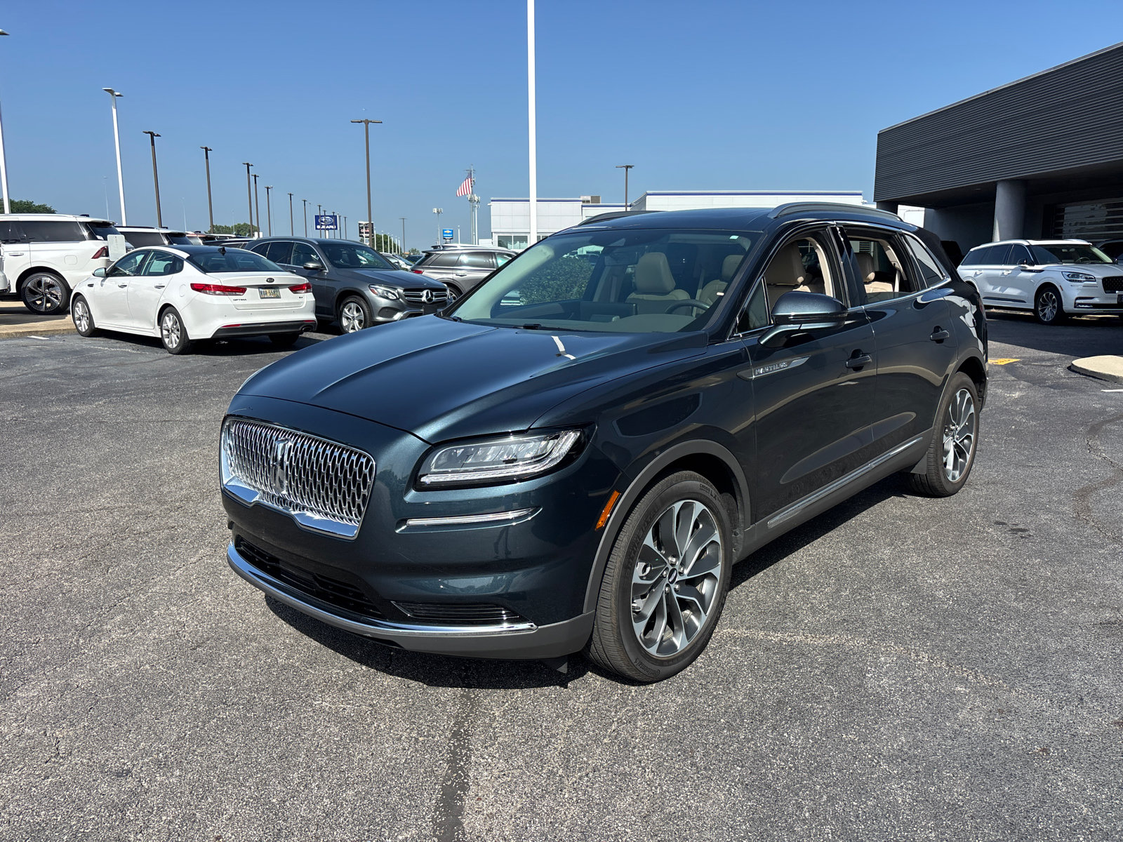 Used 2023 Lincoln Nautilus Reserve w/ Cargo Utility Package AWD/4WD image 3