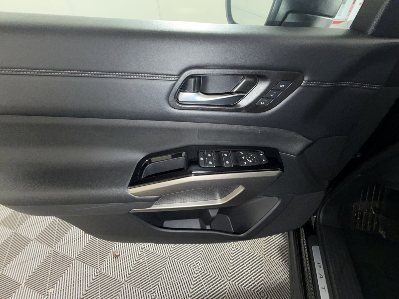 Used 2023 Nissan Pathfinder Platinum image 15