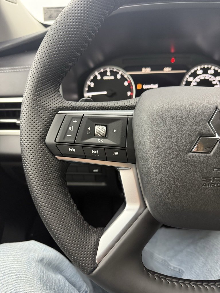 New 2025 Mitsubishi Outlander SE image 19