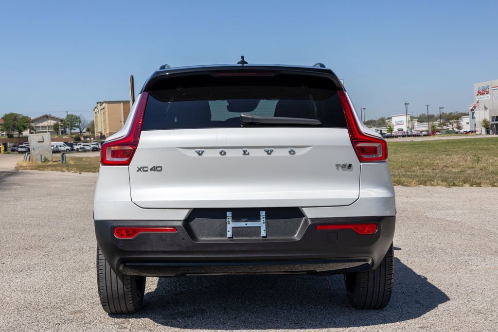 Used 2022 Volvo XC40 T5 R-Design image 7