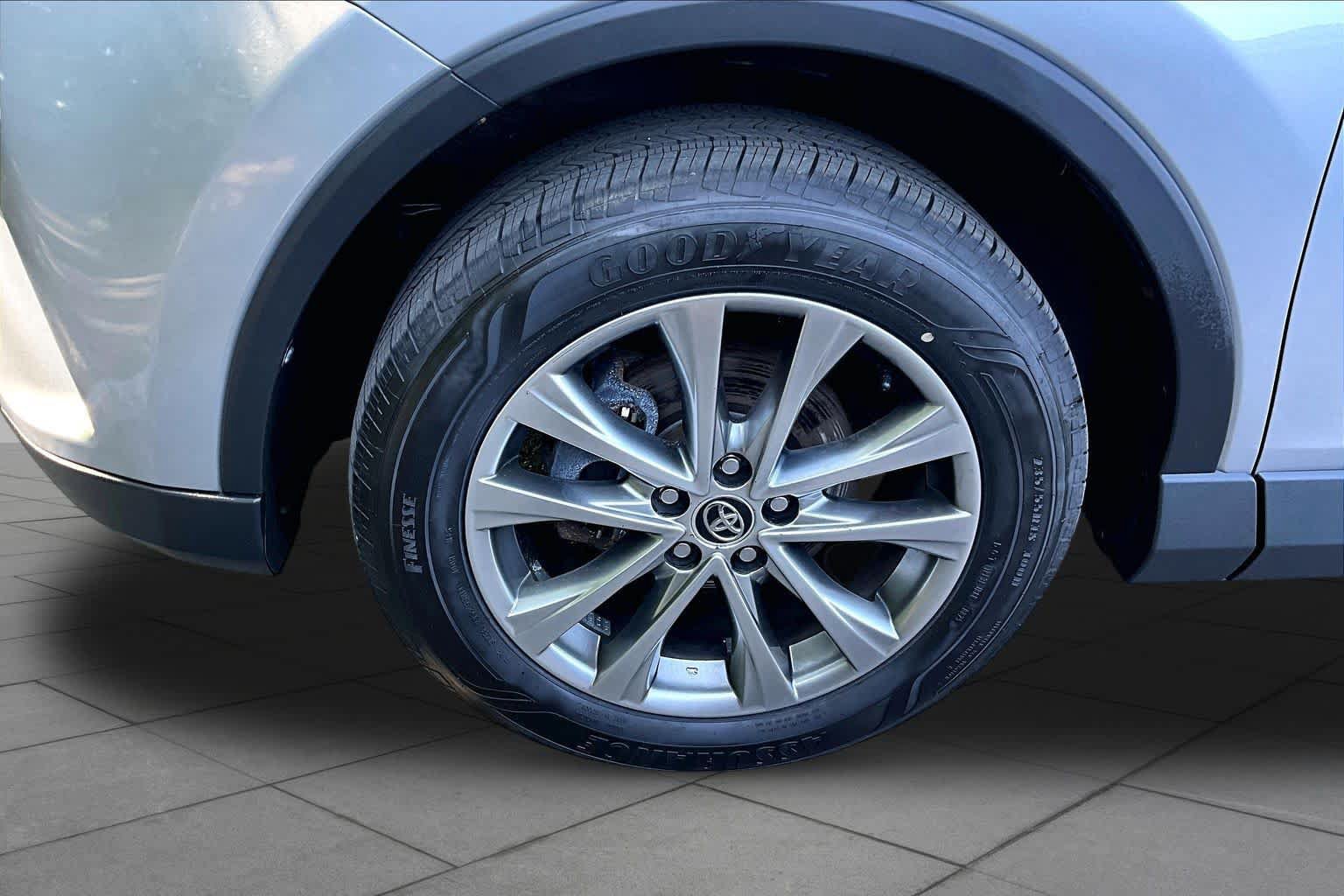 Used 2016 Toyota RAV4 Limited AWD/4WD image 22