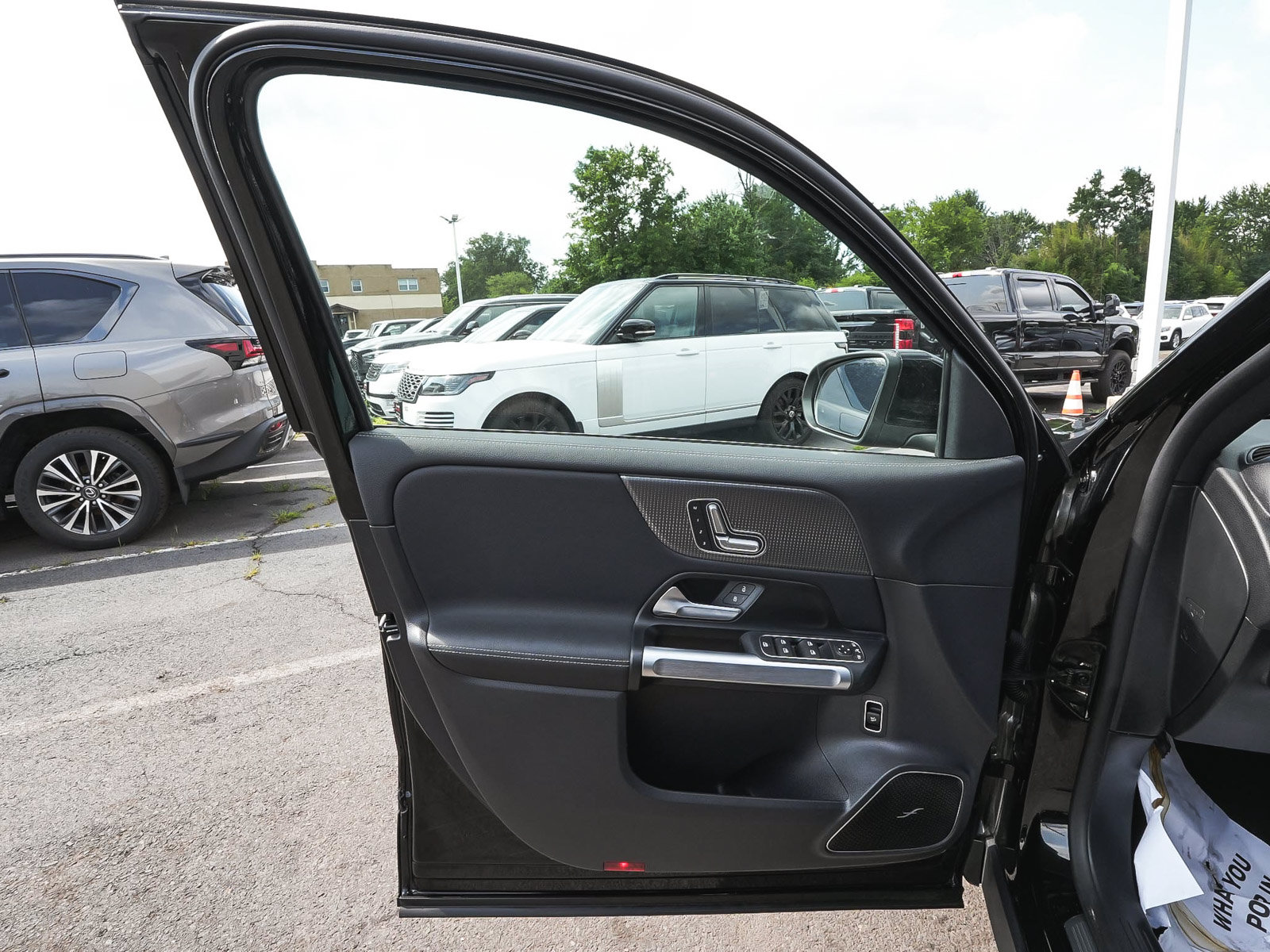 Used 2023 Mercedes-Benz EQB 300 4MATIC w/ Pinnacle Package image 11