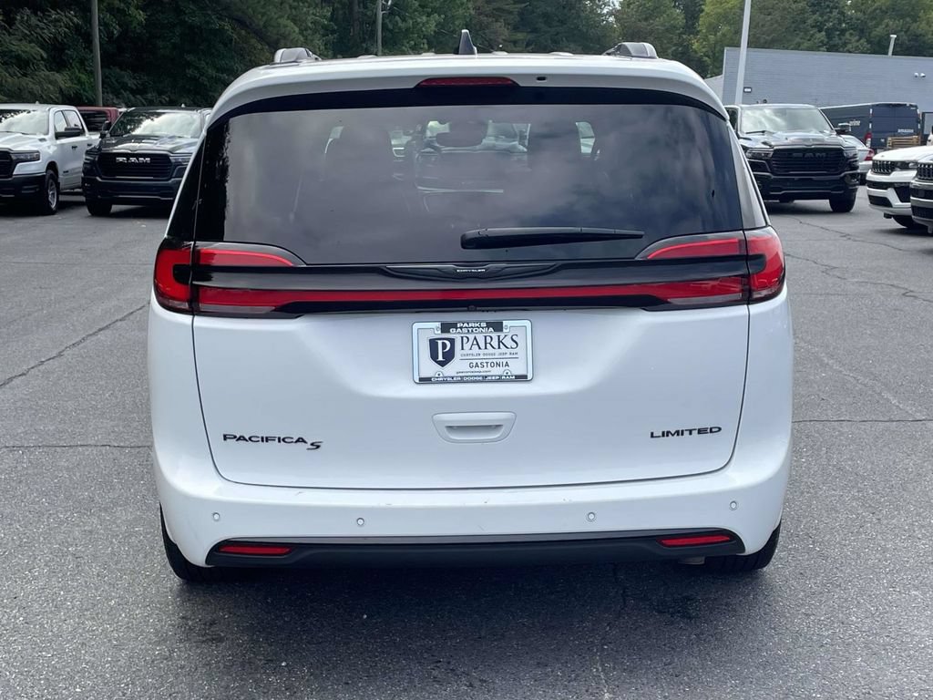 Certified 2025 Chrysler Pacifica Limited FWD image 8