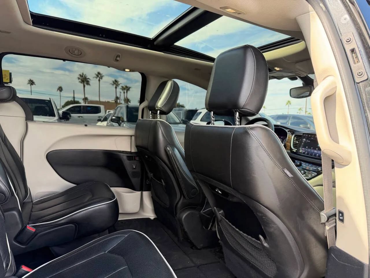 Used 2022 Chrysler Pacifica Limited FWD image 29