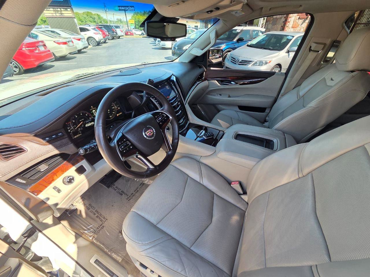 Used 2015 Cadillac Escalade Luxury RWD image 11