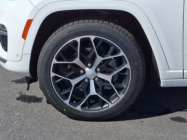 Used 2022 Jeep Grand Cherokee Summit AWD/4WD image 8