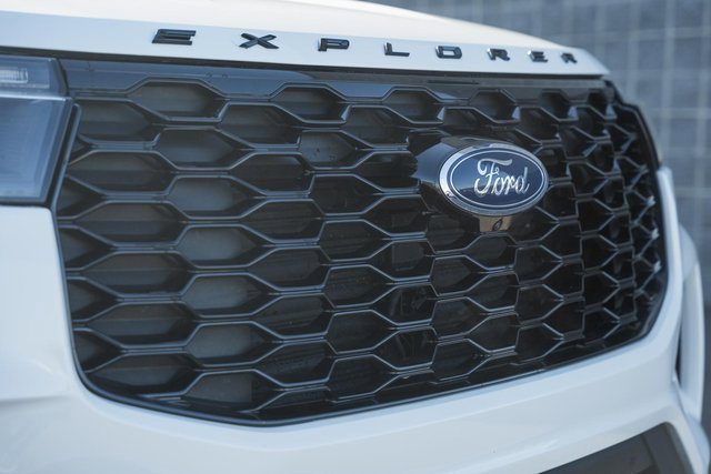 Used 2025 Ford Explorer ST-Line w/ ST-Line Street Pack image 12