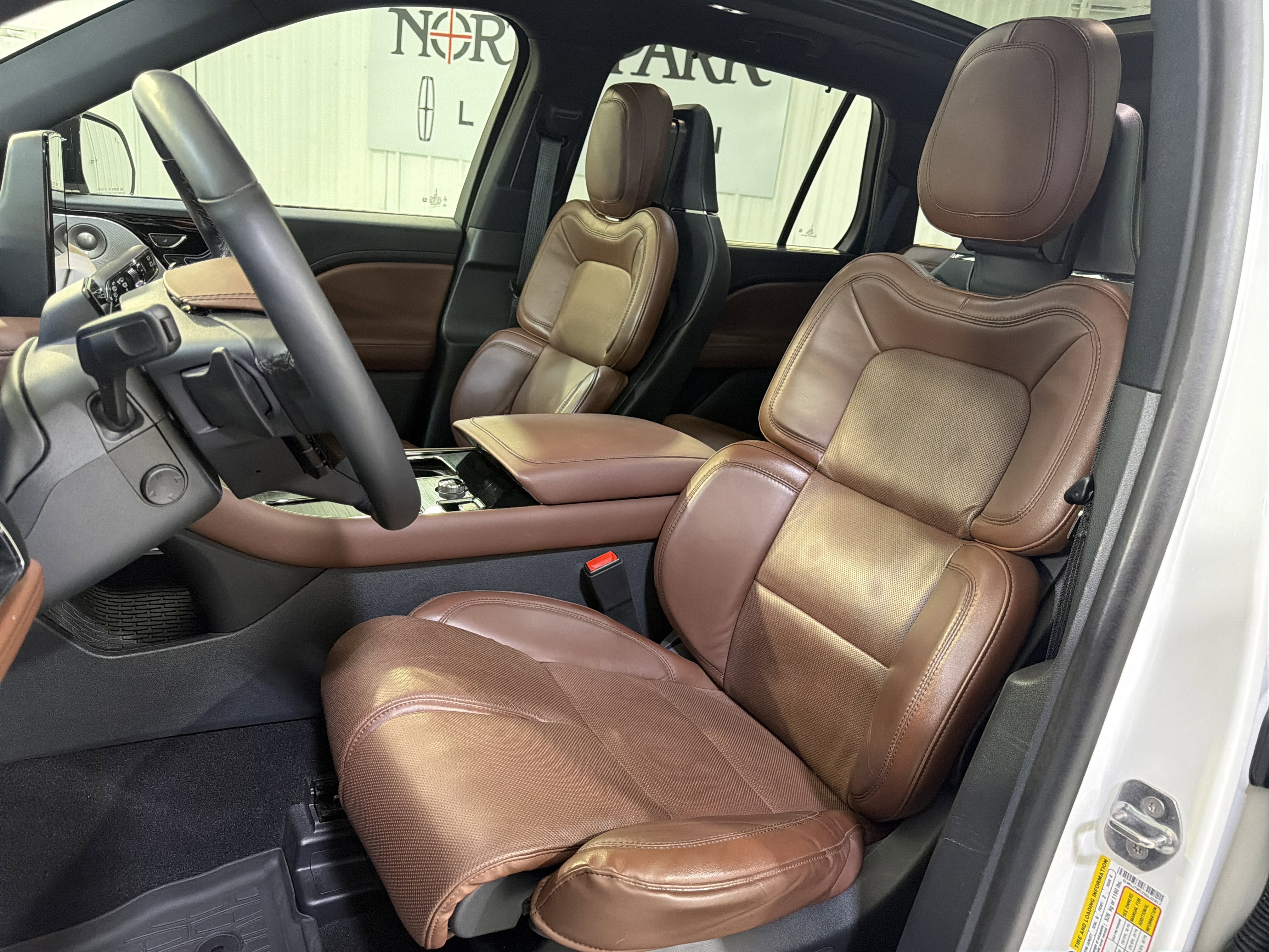 Used 2025 Lincoln Aviator Reserve w/ Luxury Package image 9