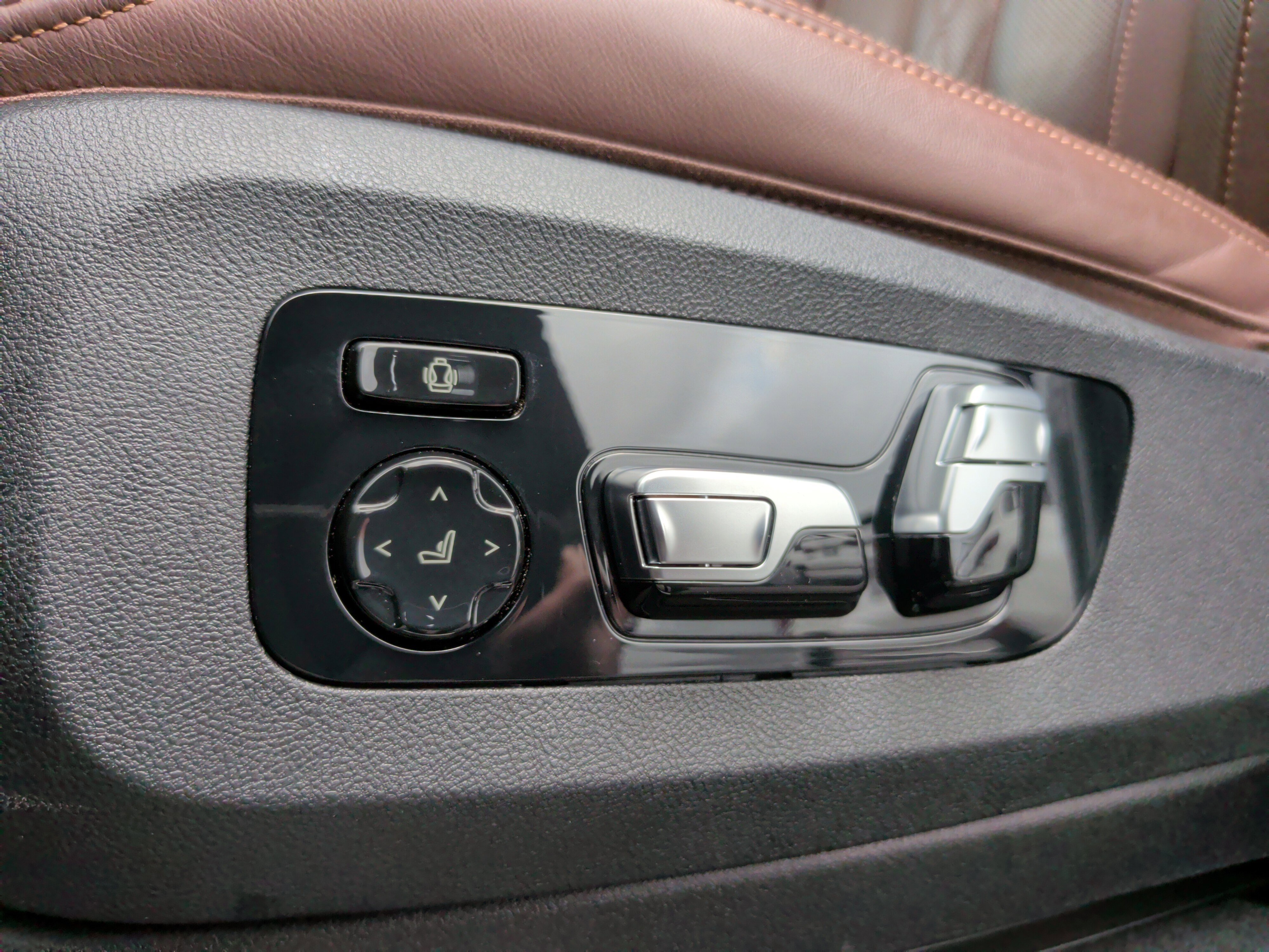 Certified 2024 BMW X7 xDrive40i w/ Executive Package image 24