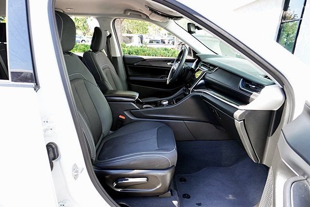 Certified 2023 Jeep Grand Cherokee Laredo RWD image 12