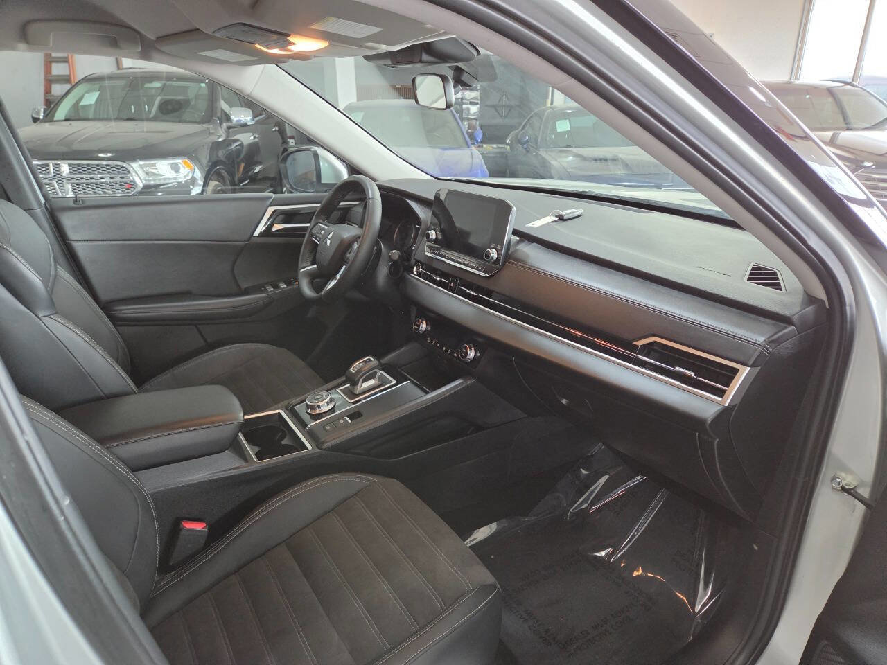 Used 2023 Mitsubishi Outlander SE image 26