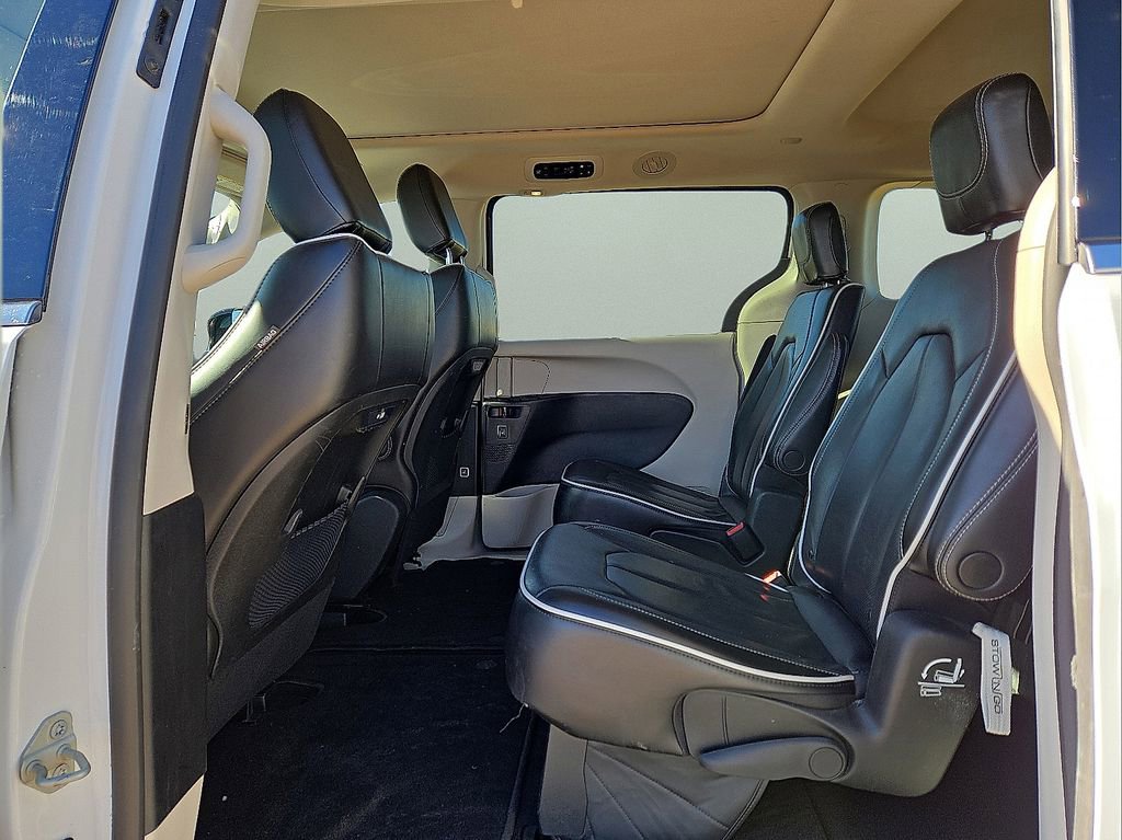 Used 2023 Chrysler Pacifica Limited image 17