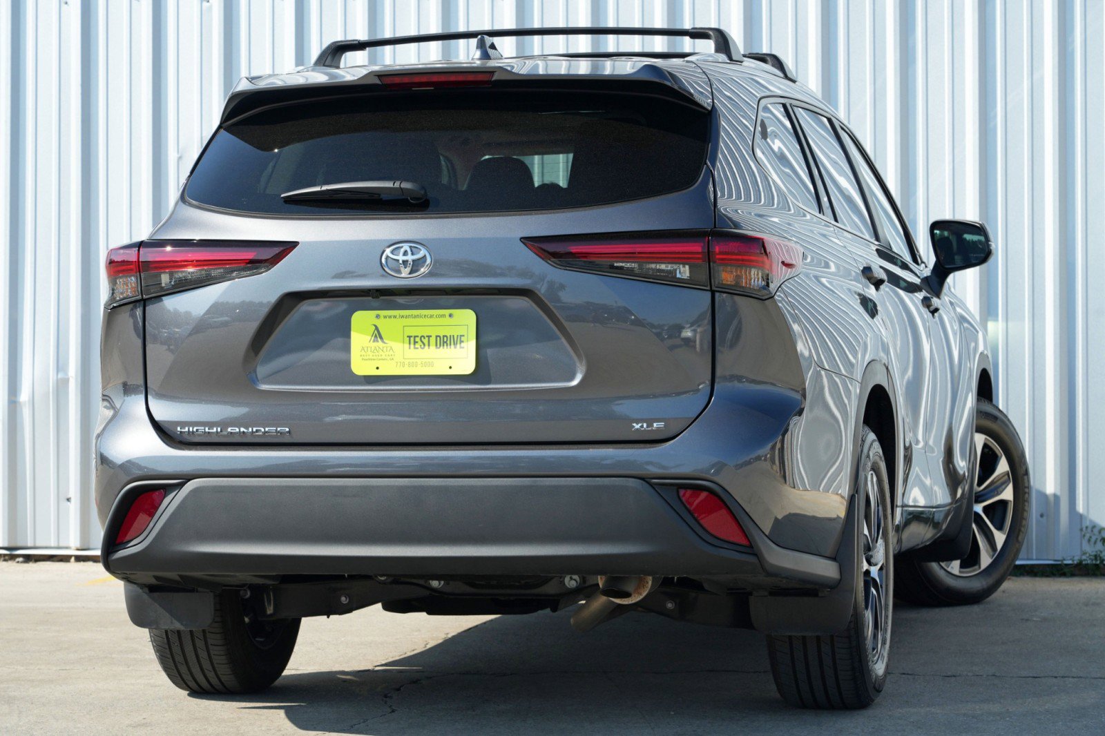 Used 2024 Toyota Highlander XLE image 3