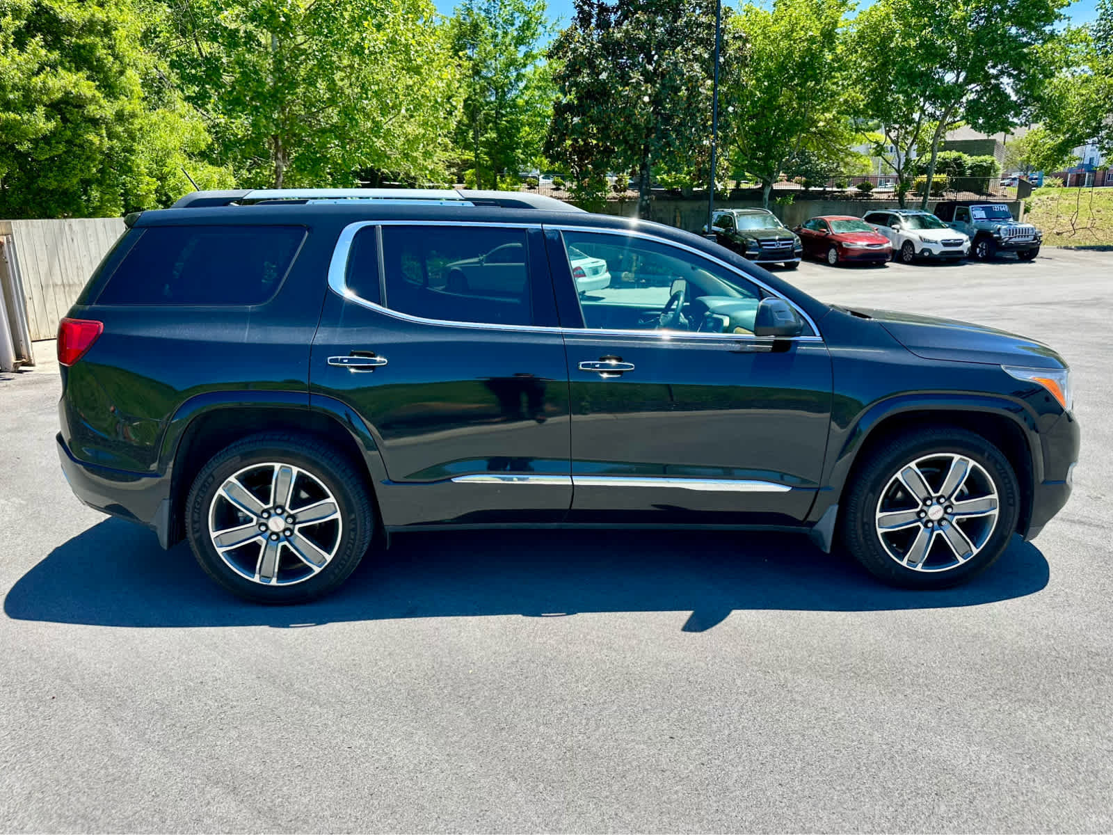 Used 2017 GMC Acadia Denali w/ Technology Package FWD image 4