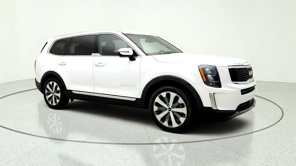 Used 2022 Kia Telluride EX w/ EX Premium Package FWD image 3
