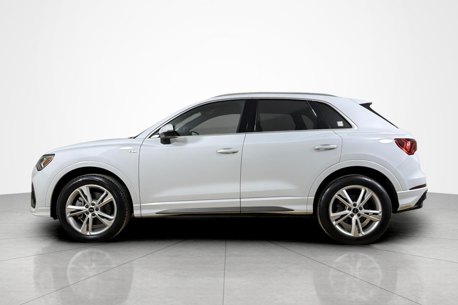 Used 2023 Audi Q3 2.0T Premium Plus w/ Premium Plus Package AWD/4WD image 2