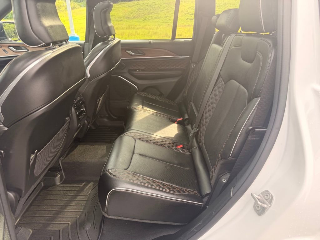 Used 2022 Jeep Grand Cherokee Summit w/ Luxury Tech Group V AWD/4WD image 33