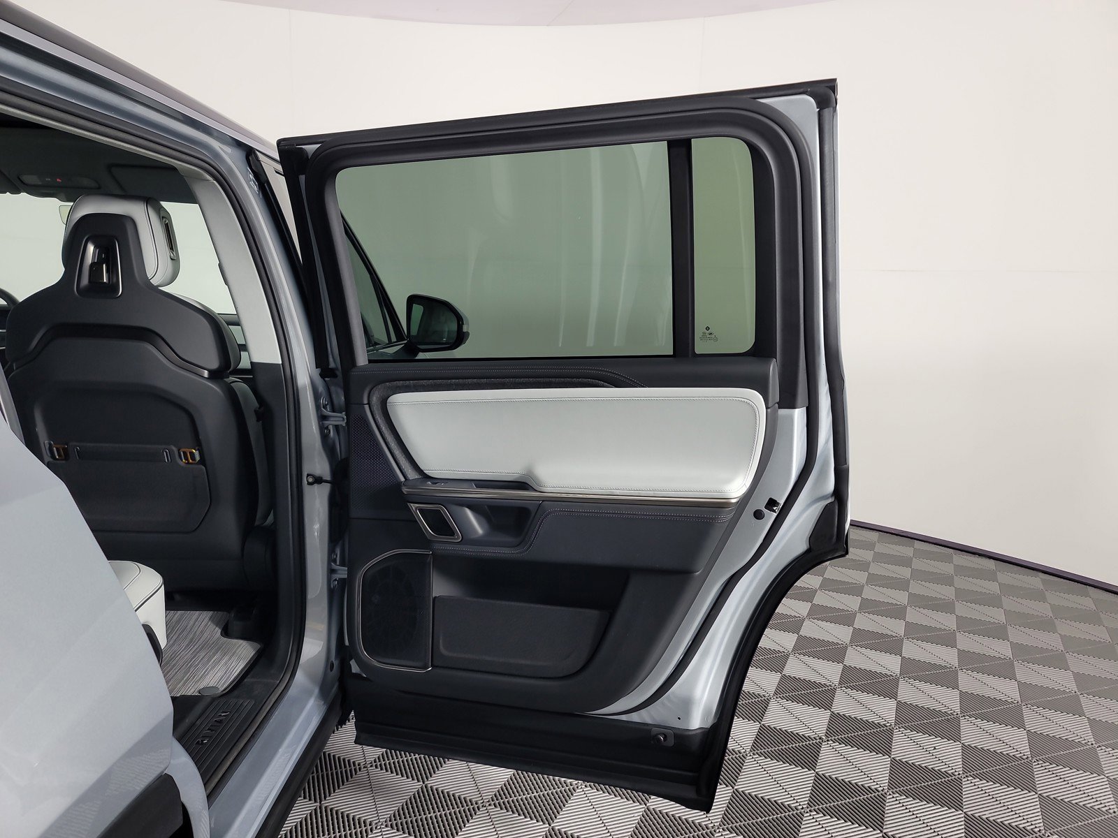 Used 2024 Rivian R1S Adventure image 19