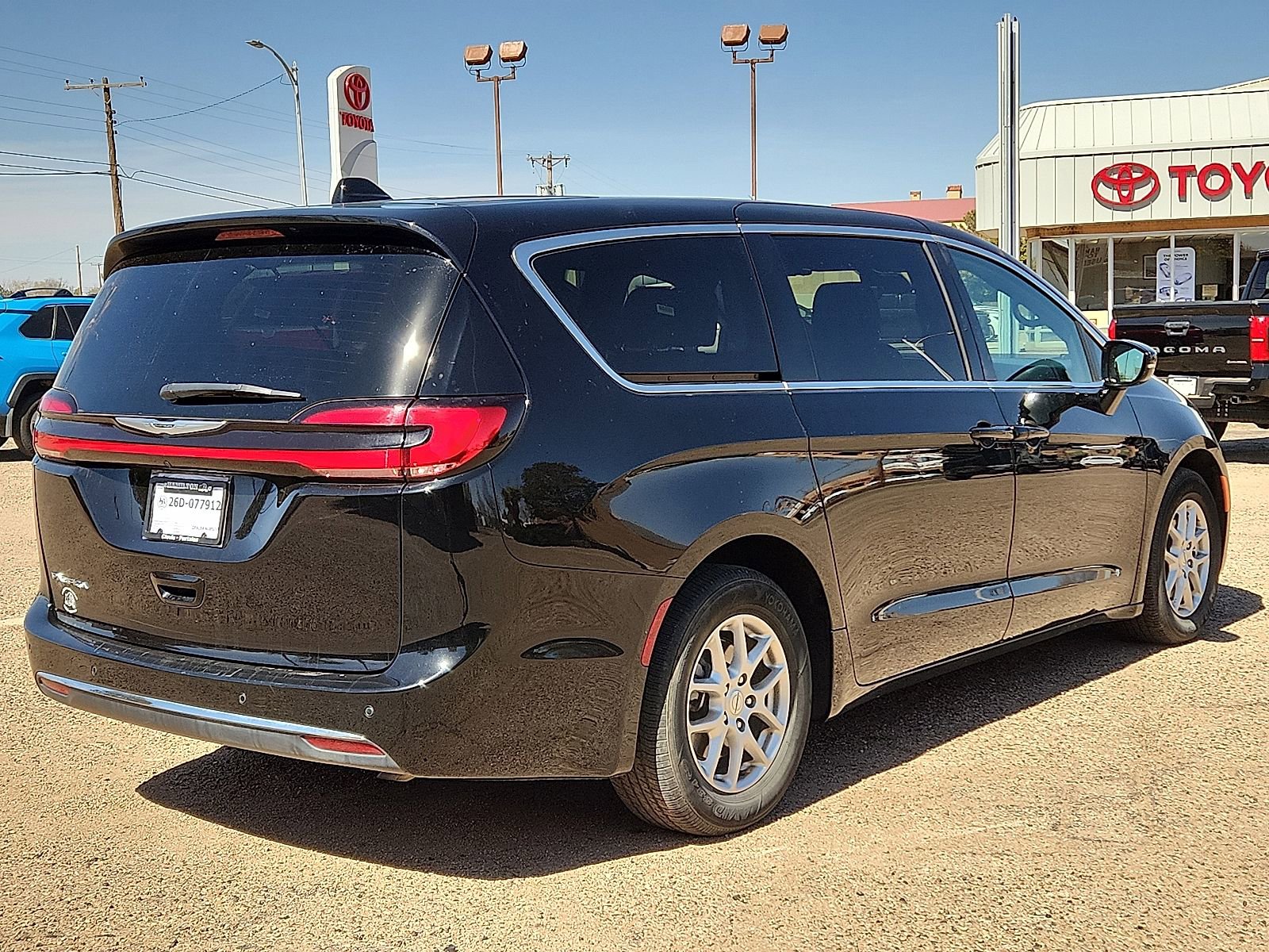 Used 2025 Chrysler Pacifica Select image 4