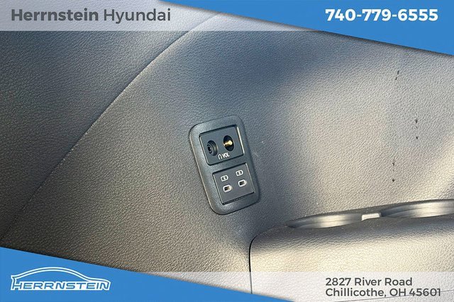 Used 2025 Toyota Sienna Platinum image 17