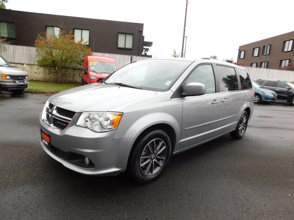 Used 2017 Dodge Grand Caravan SXT FWD image 4