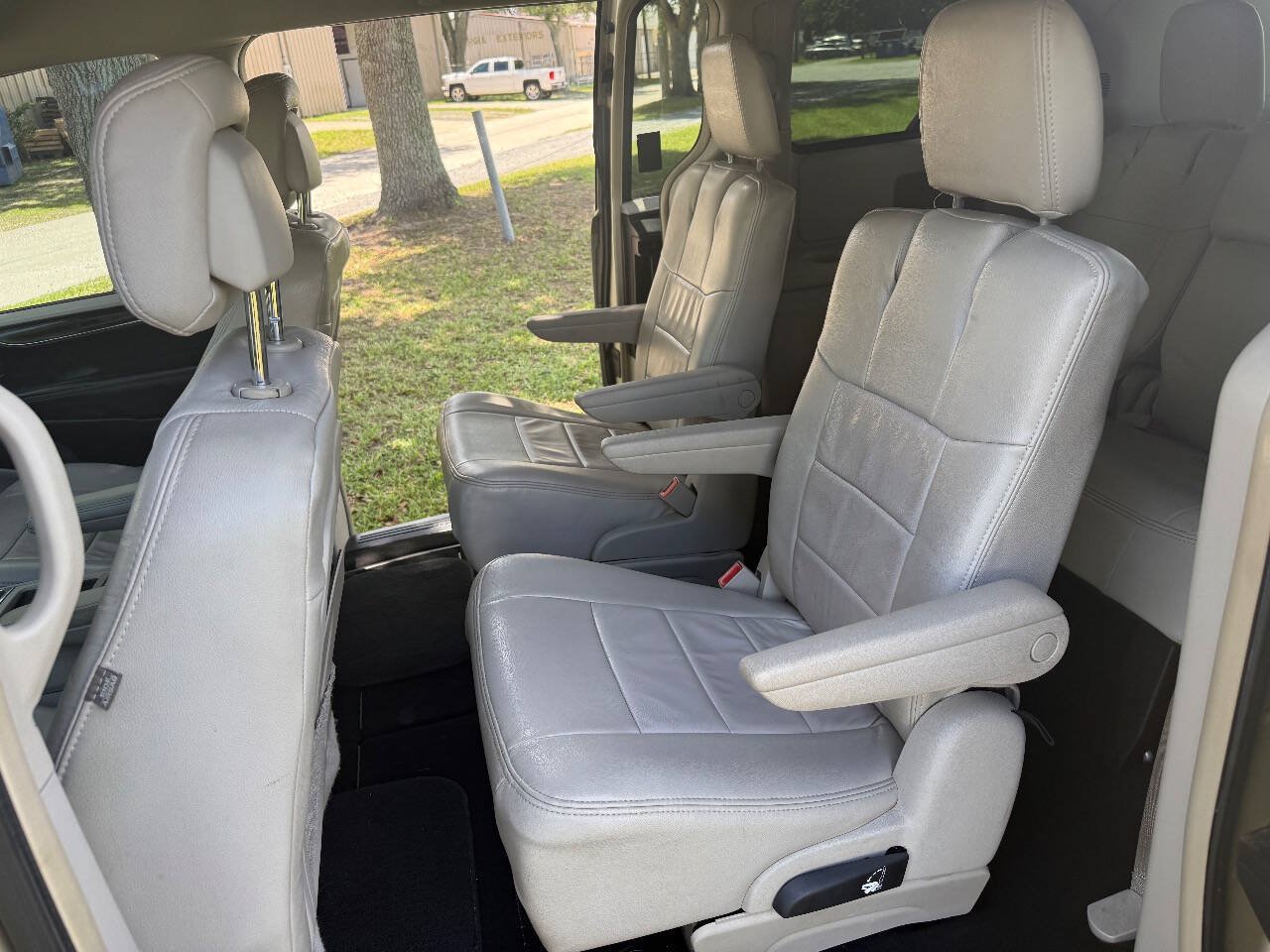 Used 2011 Chrysler Town & Country Touring FWD image 6