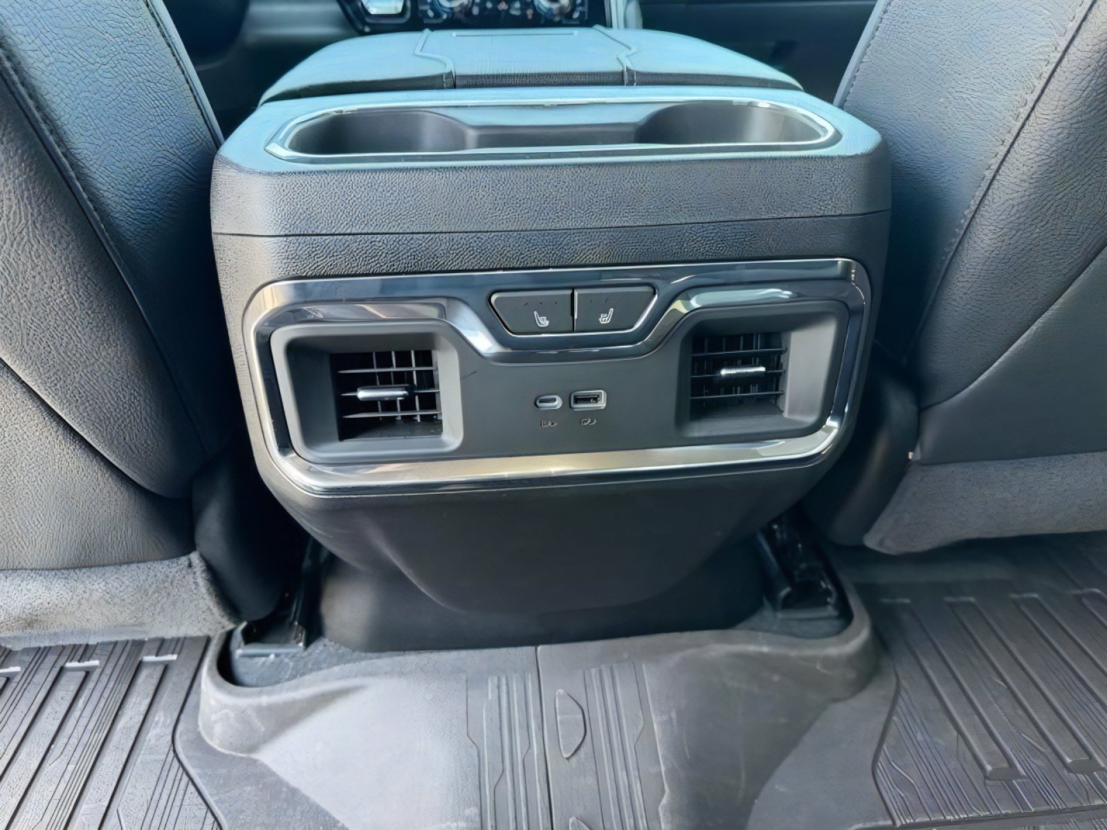 Used 2024 GMC Sierra 3500 Denali w/ Technology Package AWD/4WD image 18