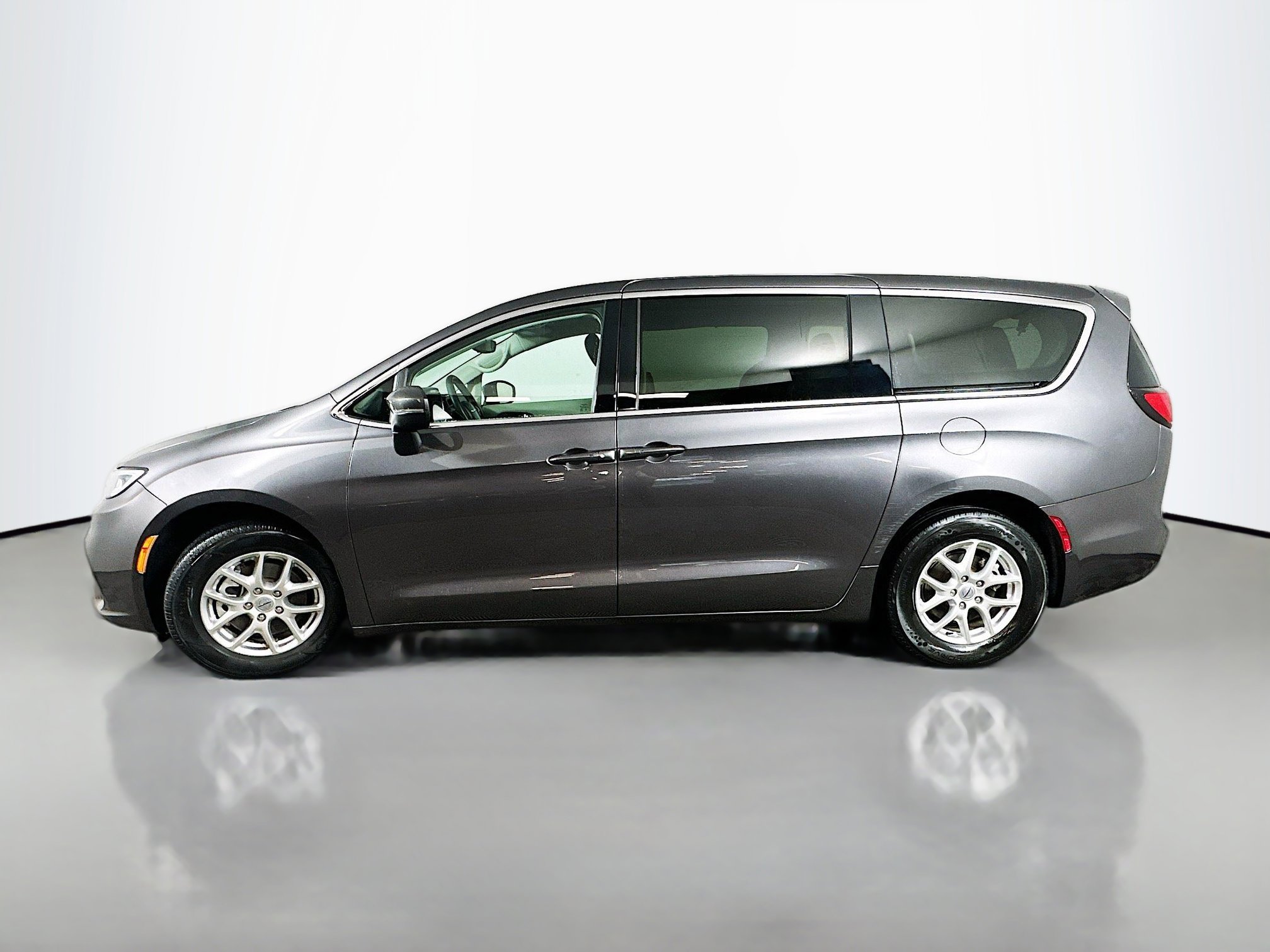 Used 2023 Chrysler Pacifica Touring-L FWD image 4