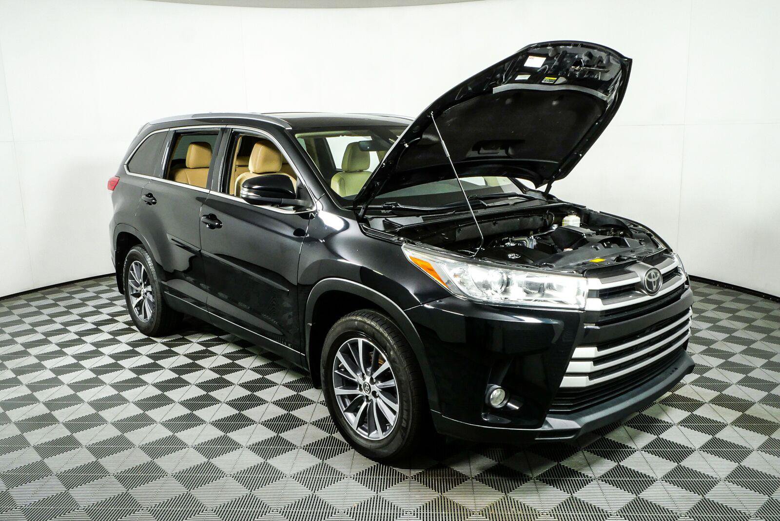 Used 2019 Toyota Highlander XLE AWD/4WD image 36