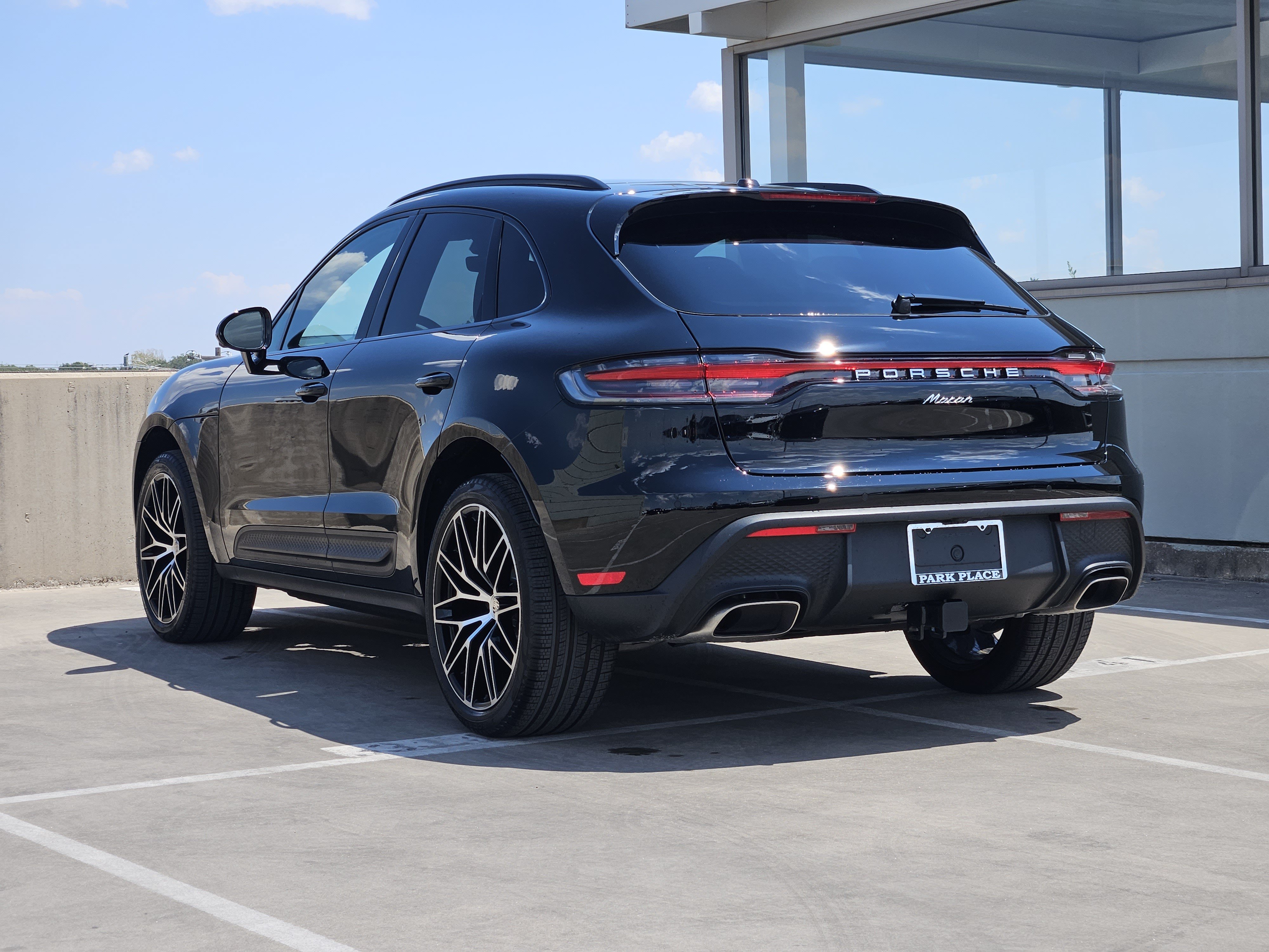 Certified 2025 Porsche Macan AWD/4WD image 3