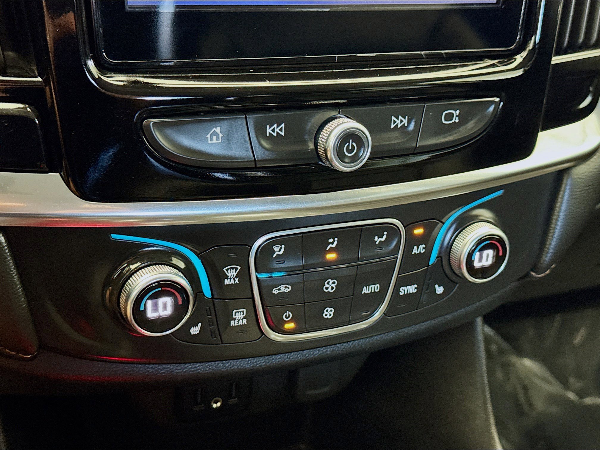 Used 2021 Chevrolet Traverse LT image 12