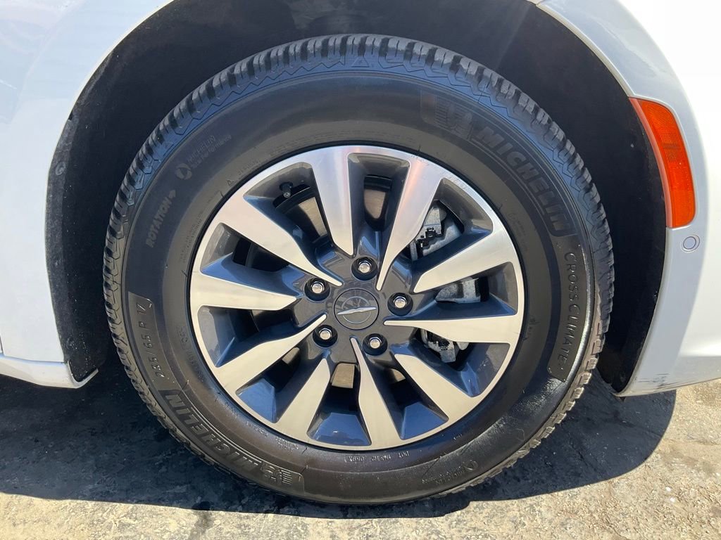 Used 2022 Chrysler Pacifica Touring-L w/ Uconnect Theater Family Group image 88