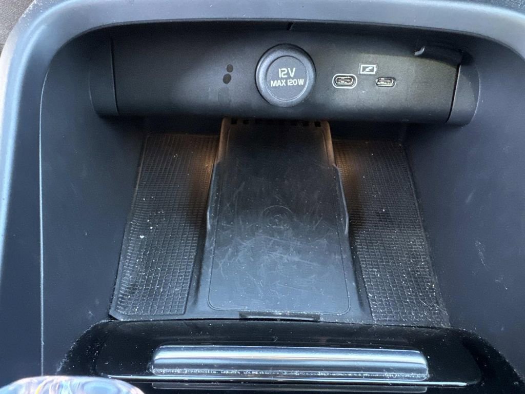 Used 2024 Volvo XC40 B5 Plus image 43